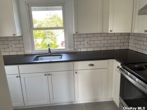 26 Anchor Ct, Babylon NY 11704-7421 exterior