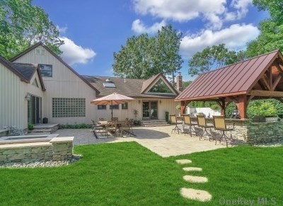 8 White Spruce Cir, Commack NY 11725-4323 exterior