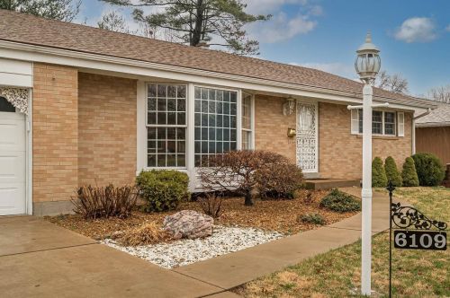 6109 Savio Dr, Saint Louis, MO 63123-2760