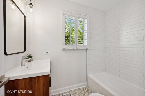 2701 Janssen Ave, Chicago IL 60657-1323 exterior