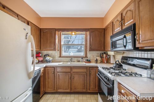 1808 Diamond Ave, Grand Rapids MI 49505-4815 exterior