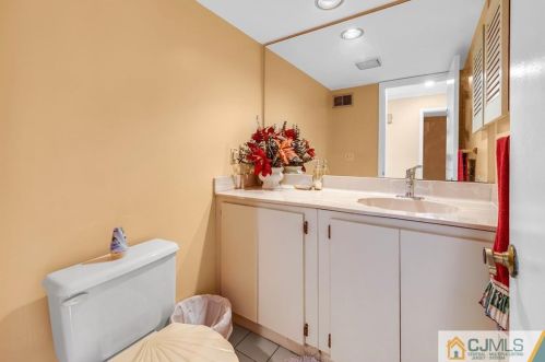 73 Laurel Holw Ct, Edison NJ 08820-1043 exterior