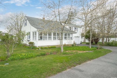 991 Kahle St, Bohemia NY 11716-2104 exterior