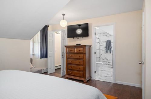 24 Fruit Hl, Providence RI 02911-2823 exterior