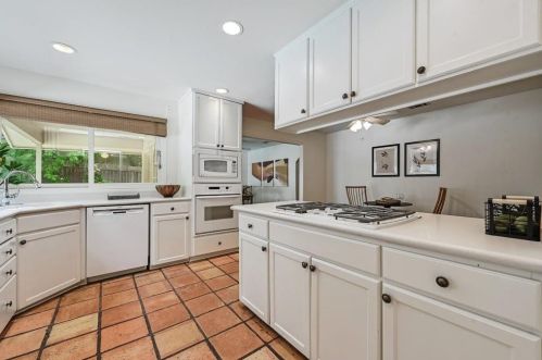 1501 Breezeknoll Cir, Austin TX exterior