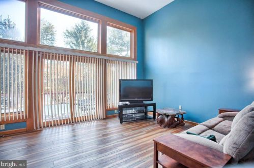 409 Dart Dr, Hanover PA 17331-1327 exterior