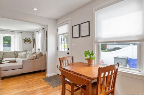 11 Claremont Ave, Enfield CT 06082-3727 exterior