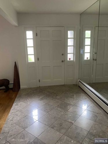 24 Drake Ln, Upper Saddle River NJ  07458-2106 exterior