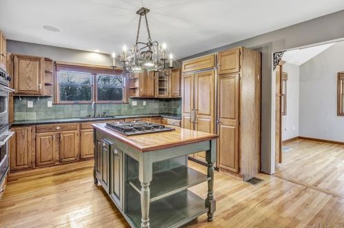 96 Rutland Rd, Milford CT 06461-1810 exterior