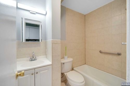 1175 Congress Ave, Teaneck NJ  07666-5858 exterior