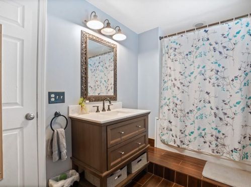 4 Lewis St, Woonsocket RI 02895-1905 exterior