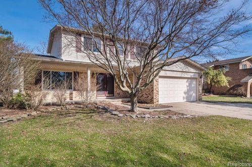 1223 Chaucer Dr, Troy, MI 48083-5204