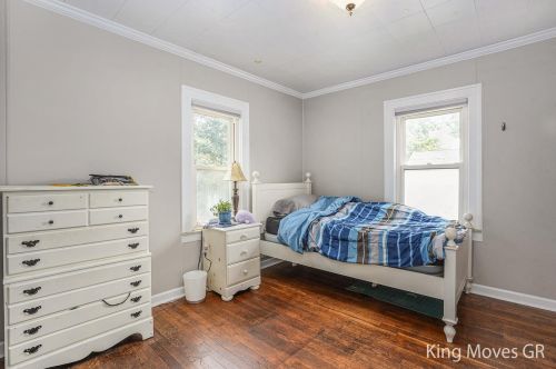 1359 Valley Ave, Grand Rapids MI 49504-2949 exterior