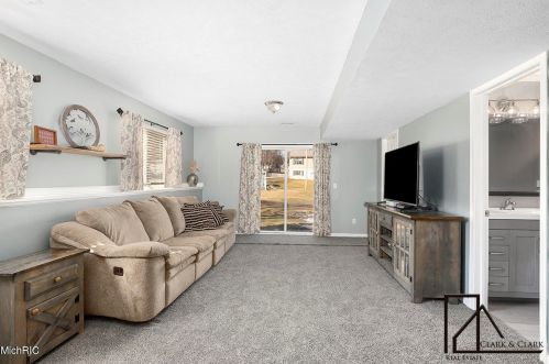 806 Grindle Dr, Lowell MI 49331-9326 exterior