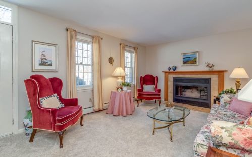 4 Hampshire Dr, Concord NH 03301-5914 exterior