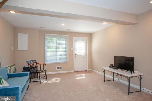 6839 Heatherway Ct, Alexandria VA 22315-3942 exterior