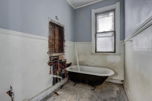 2443 Oakland Ave, Milwaukee WI  53211-4335 exterior