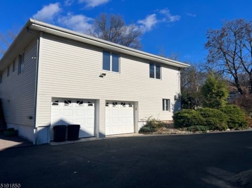 26 Blackstone Dr, Livingston, NJ 07039-1824