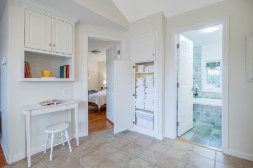 1110 Amostown Rd, West Springfield MA 01089-4309 exterior