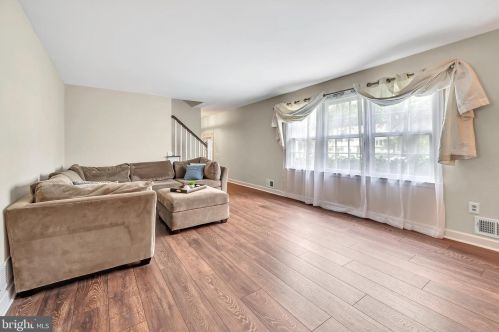 47 Crestwood Dr, Trenton NJ 08690-1936 exterior