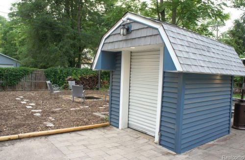 3322 Emmons Ave, Rochester MI 48307-5515 exterior