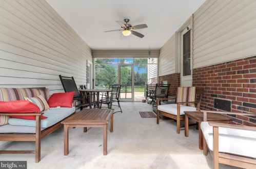 9208 Frst Hvn Dr, Alexandria VA 22309-3216 exterior