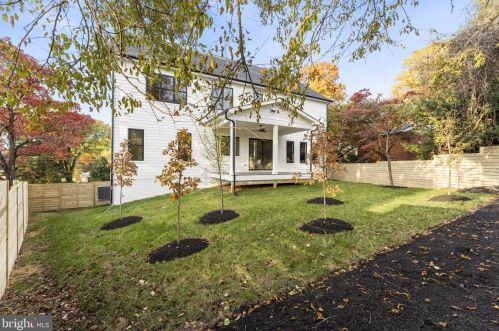 1327 Mayflower Dr, Mc Lean VA 22101-3405 exterior