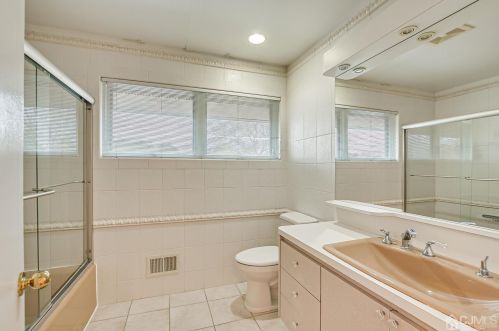 4 Fairhill Rd, Edison NJ 08817-2962 exterior