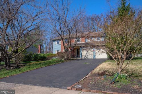 89 Vista Dr, Warminster, PA 18974-2322