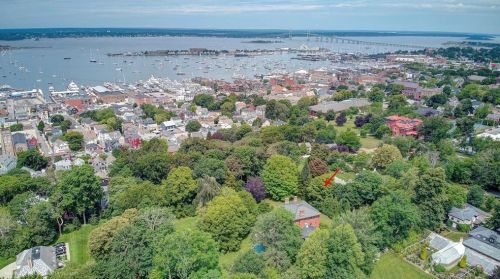 25 Bowery St, Middletown, RI 02840-3561