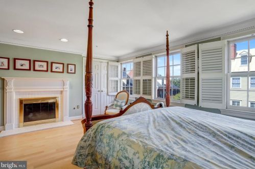 25 Wilkes St, Alexandria VA 22314-3853 exterior