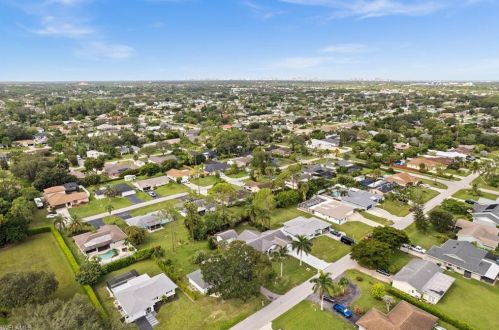 238 Willowick Dr, Naples FL 34110-1342 exterior