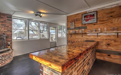 25 Sampson Ave, Milford CT 06460-5549 exterior