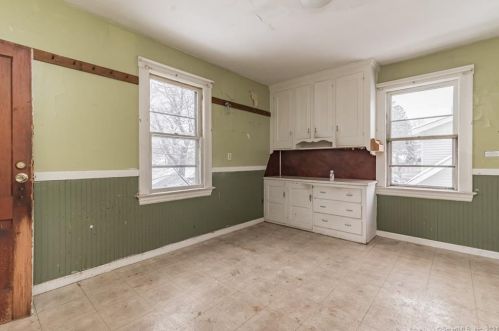 43 Elro St, Manchester CT 06040-4228 exterior