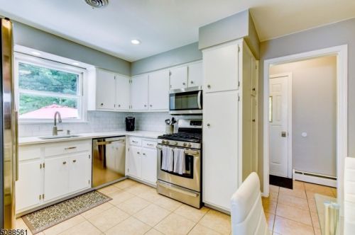 141 Hillside Ave, Bridgewater NJ  08807-1728 exterior