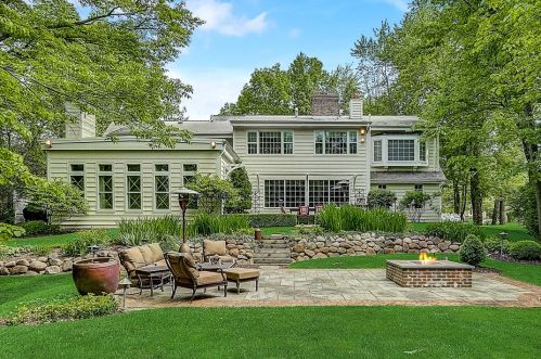 233 Ravine Baye Rd, Milwaukee WI 53217-1330 exterior