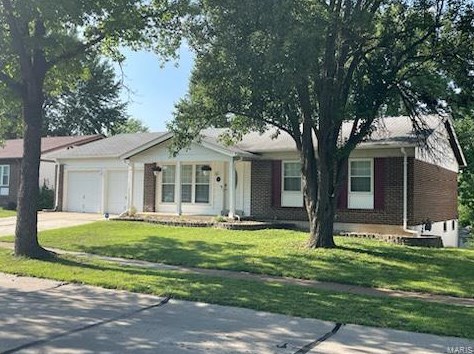 2371 Crestline Dr, Saint Louis MO 63129-3713 exterior