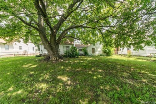 5667 Fenton St, Dearborn Heights, MI 48127-3269