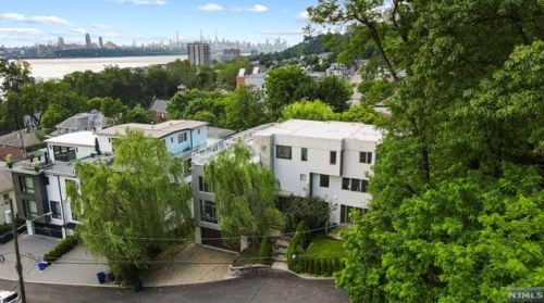 24 Casta Ln, Edgewater NJ 07020-1504 exterior