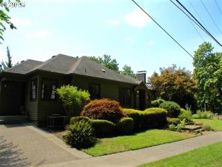 3406 Lambert St, Portland OR  97202-8438 exterior