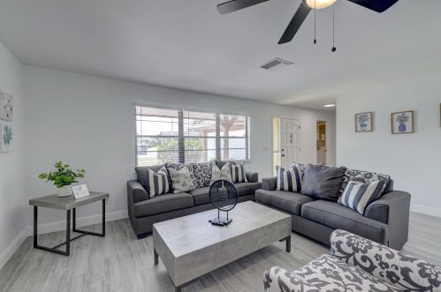 543 Greenway Ter, Fort Pierce FL  34983-2642 exterior