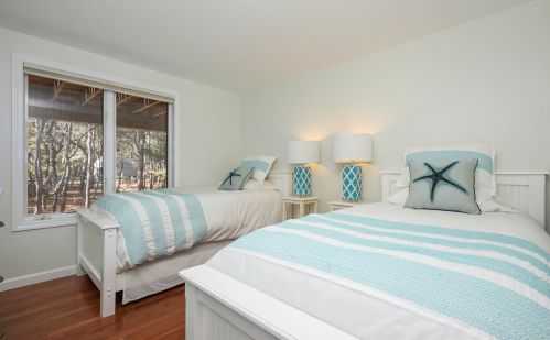 375 Hatch Rd, Eastham MA 02642-1847 exterior