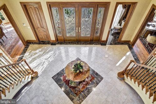 896 Alvermar Rdg Dr, Mc Lean VA 22102-1439 exterior