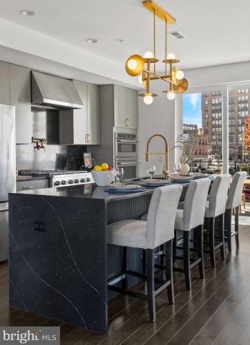 654 13 St, Philadelphia PA 19123-2427 exterior