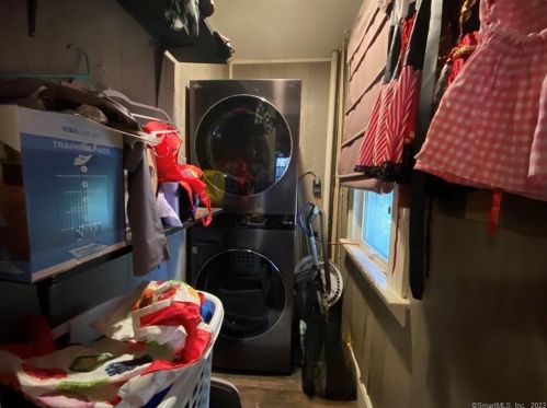 8 Smt St, Derby CT 06418-1242 exterior