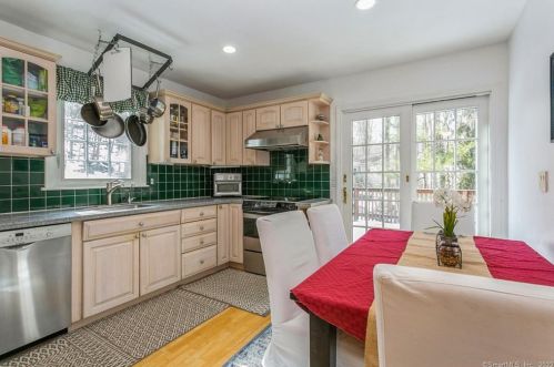 140 Bennetts Farm Rd, Ridgefield CT 06877-1512 exterior