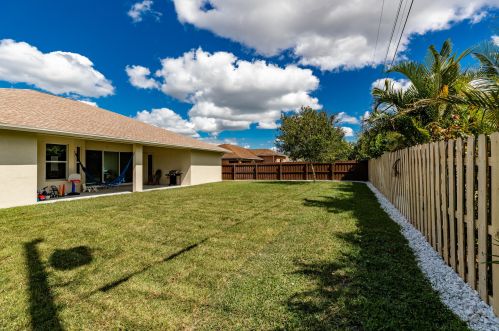 650 Mccullough Ave, Fort Pierce FL 34953-3918 exterior