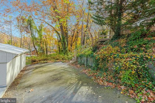 5837 Biscayne Dr, Alexandria VA  22303-1925 exterior