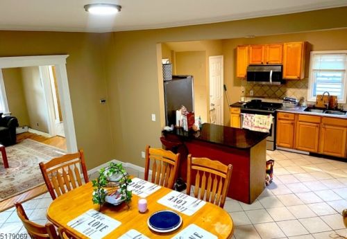 38 Bernard Ave, Edison NJ 08837-3431 exterior