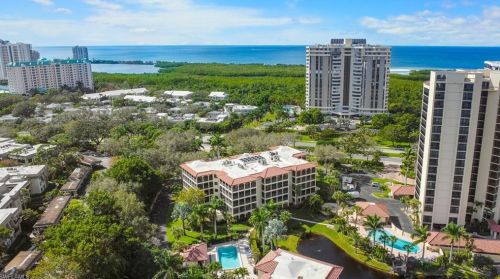 6040 Pelican Bay Blvd, Naples FL 34108-7126 exterior